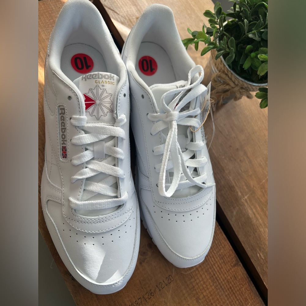 White Reebok classic shoes - Picture 2 of 7